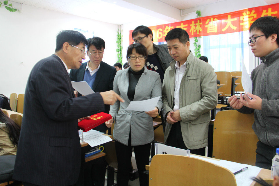 我院韦韧教师在比赛现场与东北师大、长春理工、延边大学等兄弟院校教师进行讨论交流 我院韦韧教师在比赛现场与东北师大、长春理工、延边大学等兄弟院校教师进行讨论交流