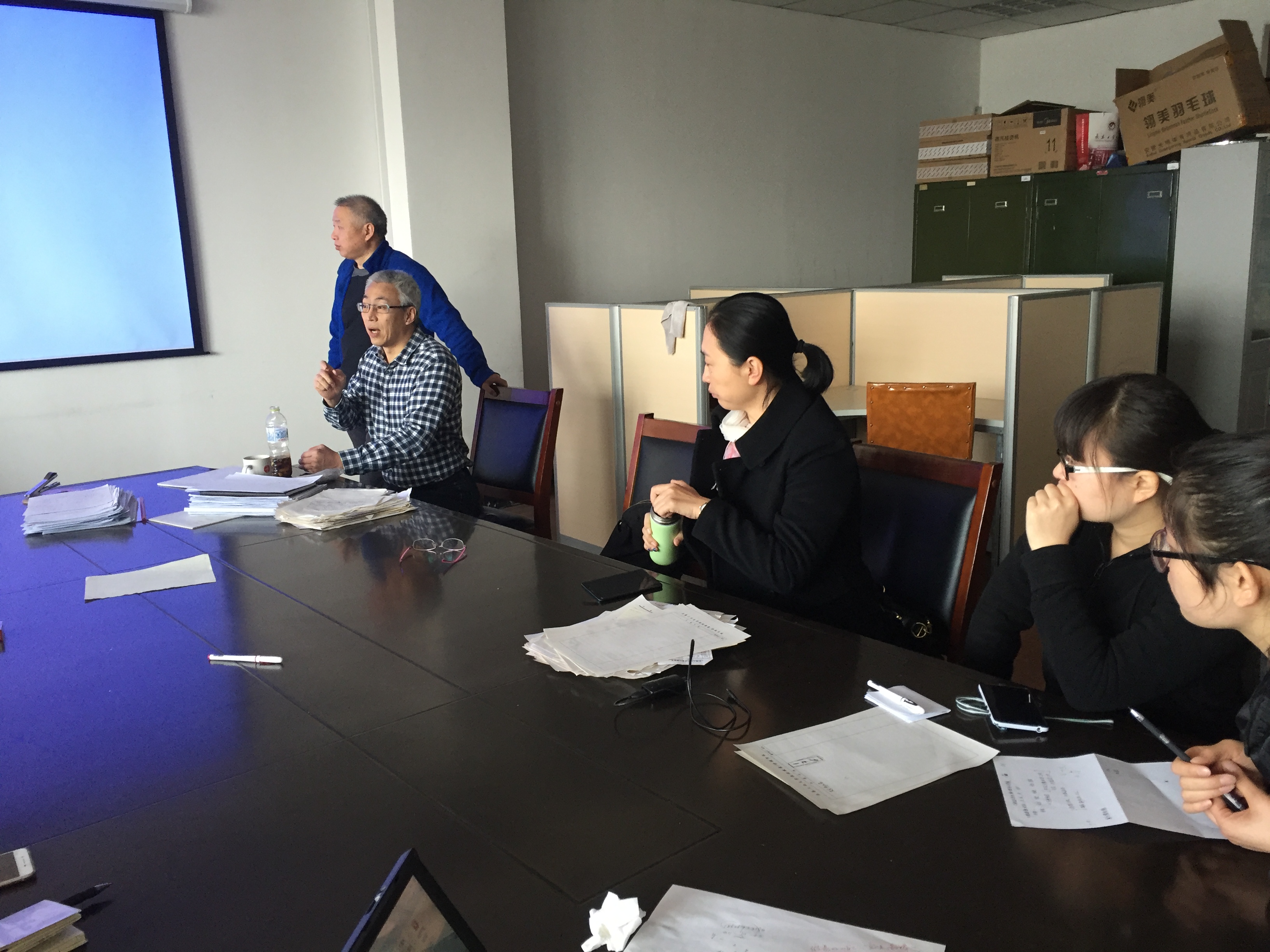 基础物理部孙正昊等教师为参赛队员们作细致的赛前指导 基础物理部孙正昊等教师为参赛队员们作细致的赛前指导